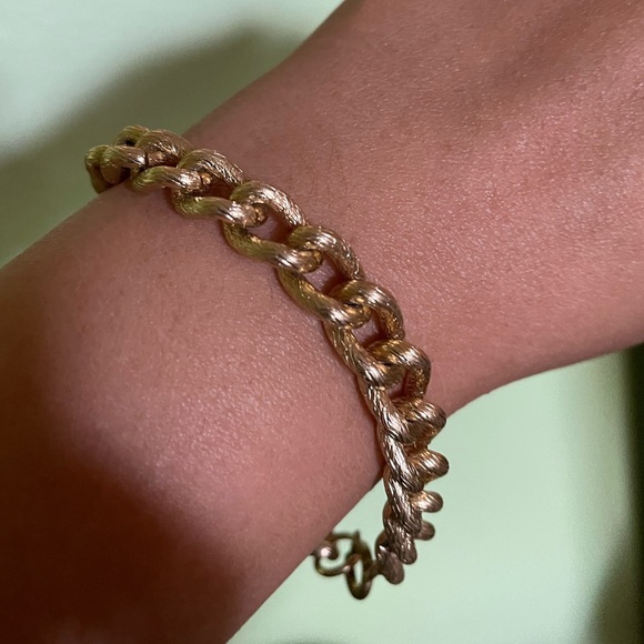 Beautiful gold hoop bracelet - Picture 4 of 6